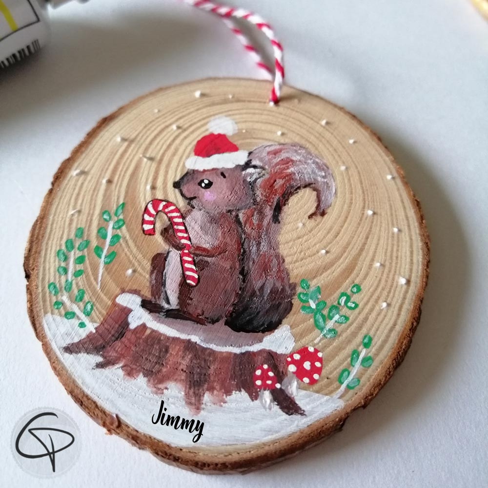 Rondin en bois dessin écureuil pour décorer le sapin de Noël