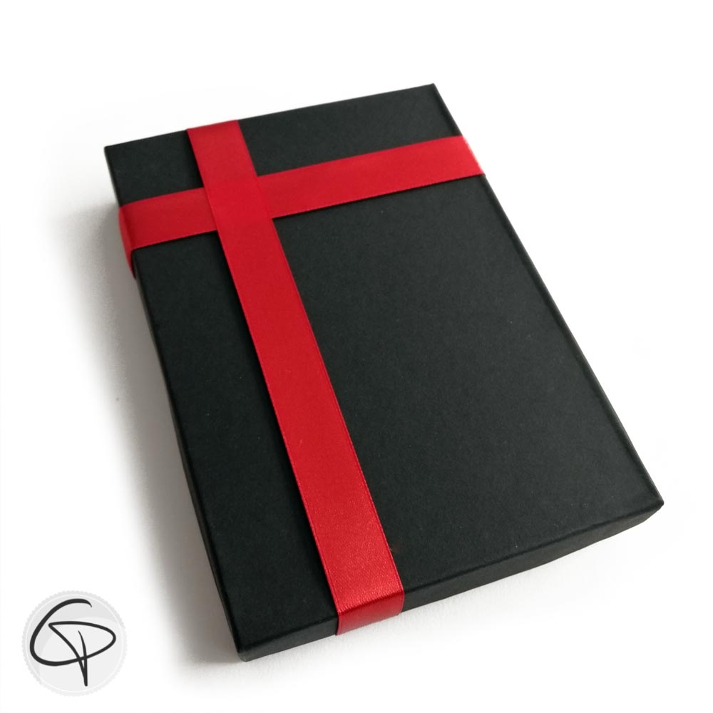 Boîte cadeau noire et ruban rouge pour parures de bijoux