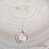 Pendentif pivoine avec petit médaillon entouré d'un anneau fin