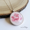 Pendentif pivoine dans un grand médaillon en verre