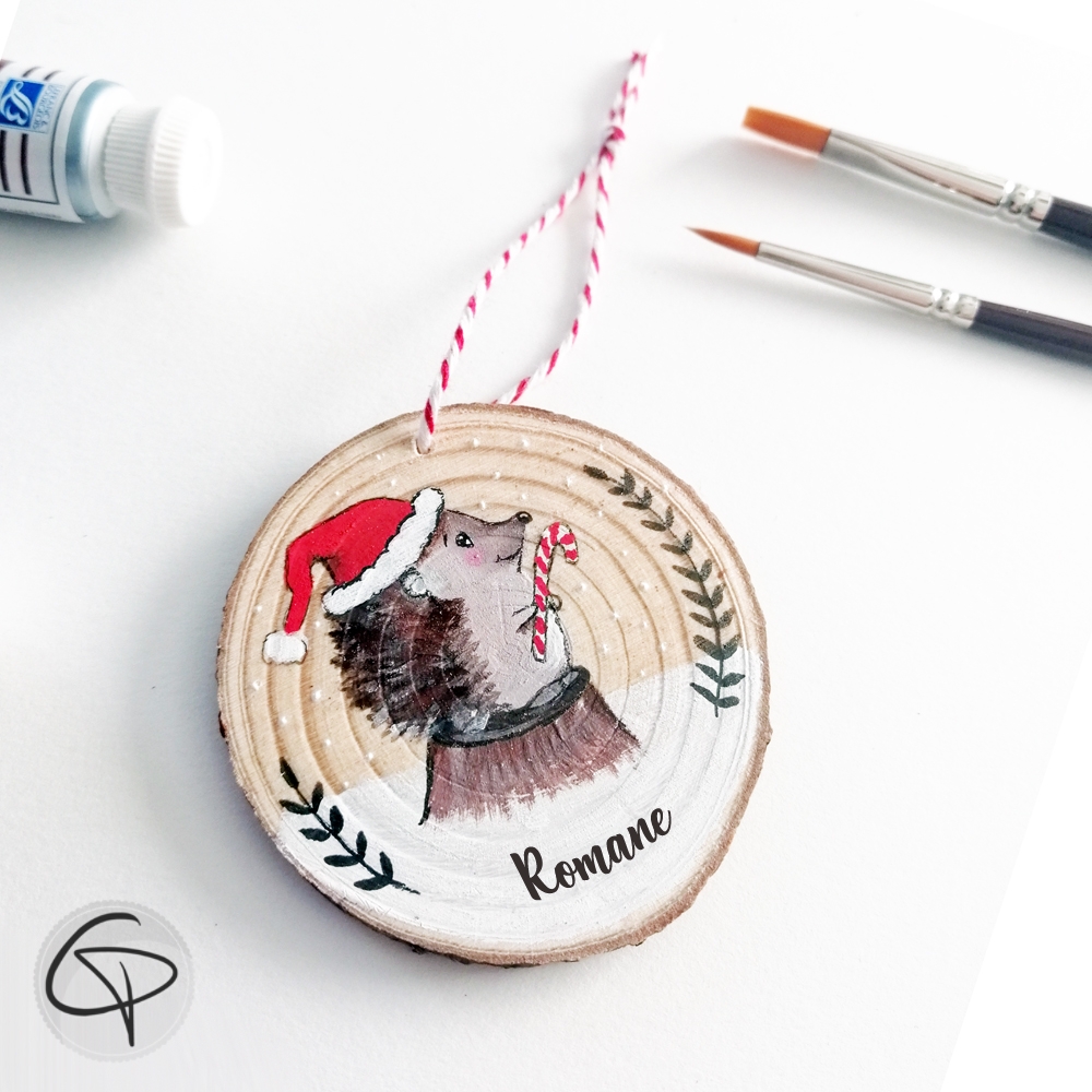 Décoration de Noël en bois illustré d'un hérisson avec prénom personnalisable