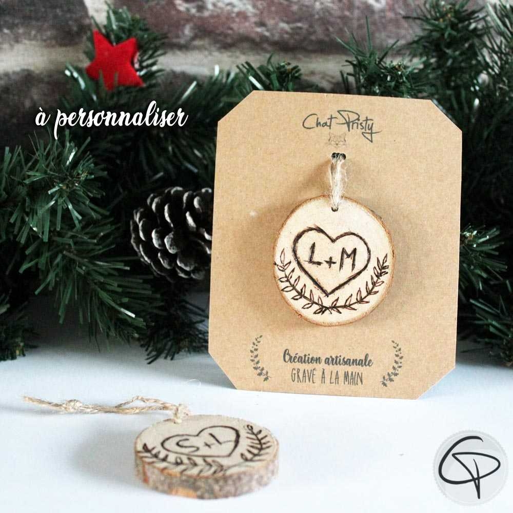 suspension de Noël avec un coeur gravé avec initiales à accrocher dans le sapin