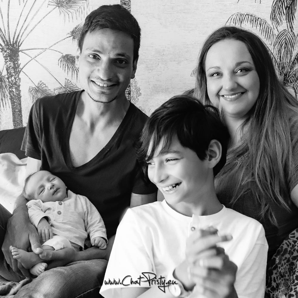 Portrait de famille de Laura Lefebvre, créatrice de Chat Pristy, entourée de ses enfants et de son compagnon – une équipe inspirée par l’amour et la créativité