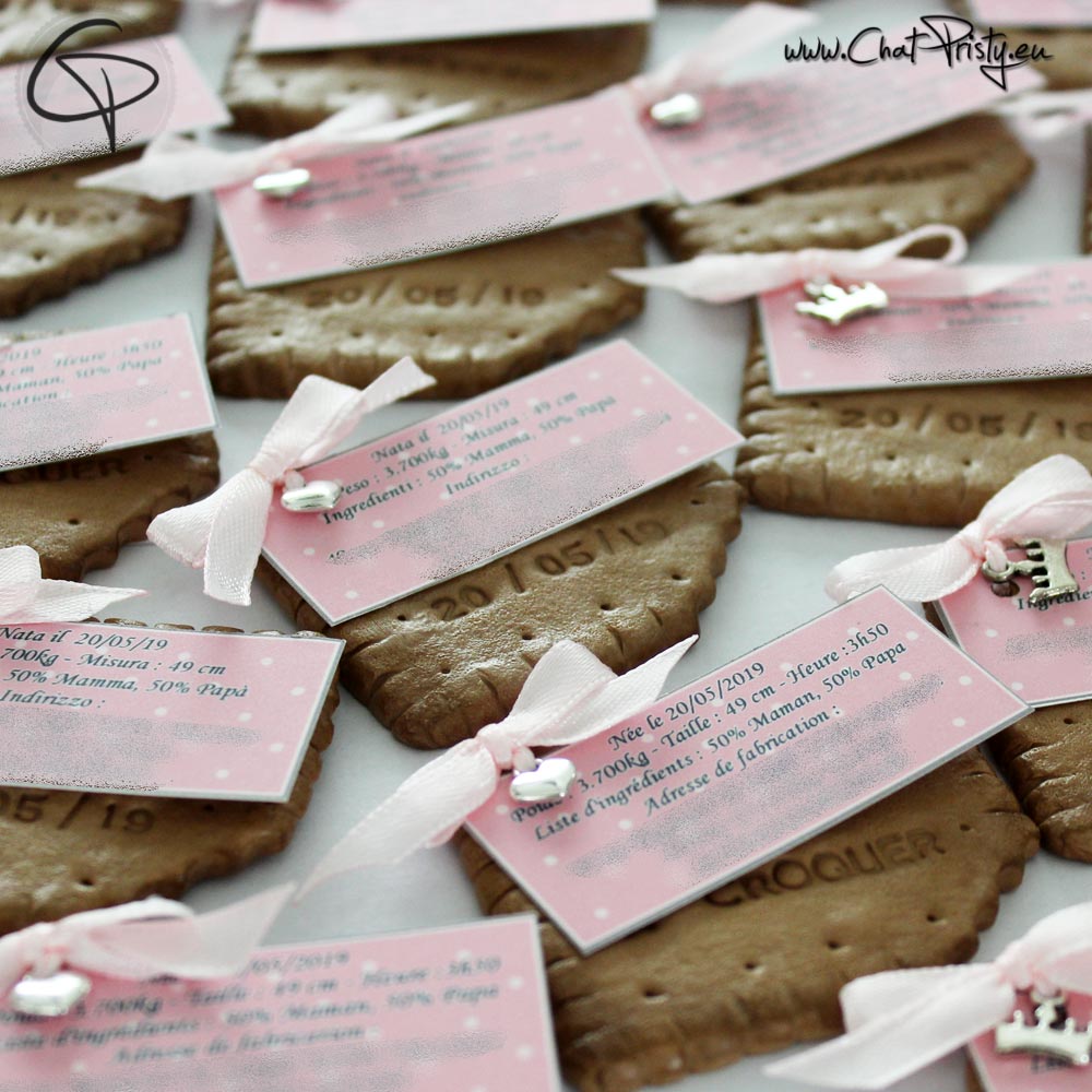 Biscuits modelés à la main par un petit créateur pour faire-part naissance