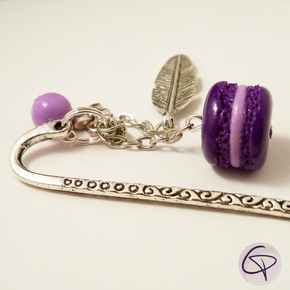 Signet bijou artisanal avec macaron violet et plume argentée