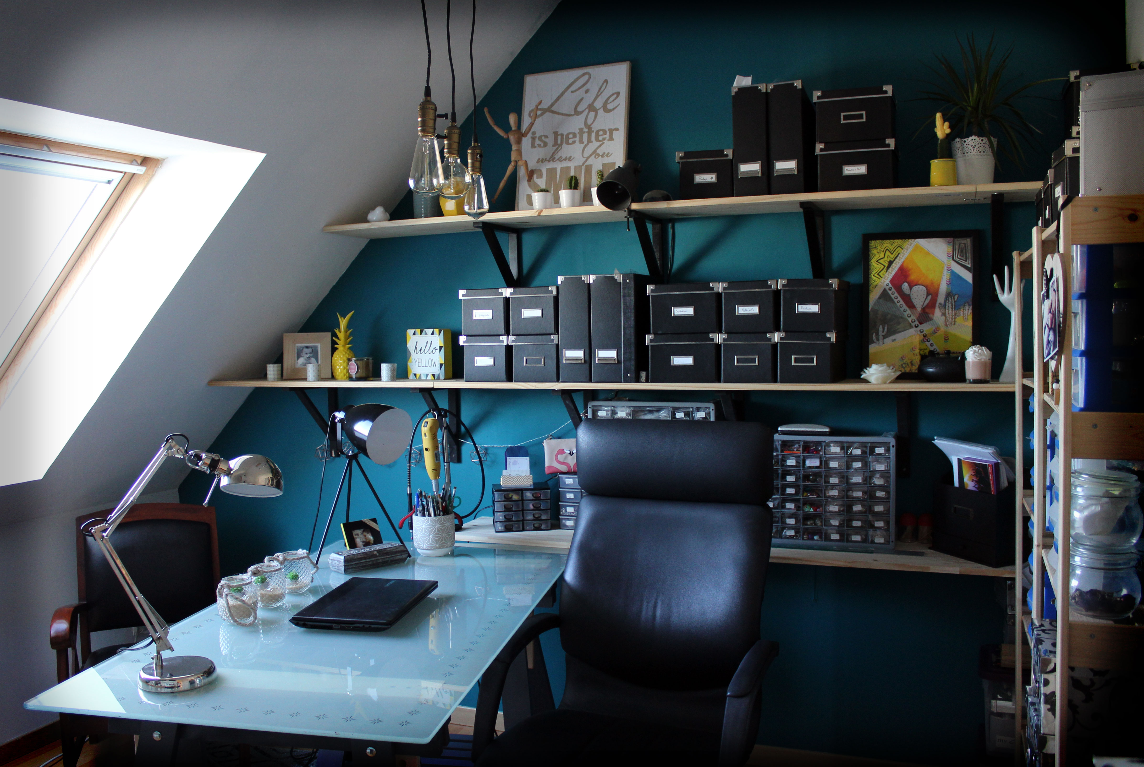 Vue sur le bureau et les rangements de l'atelier