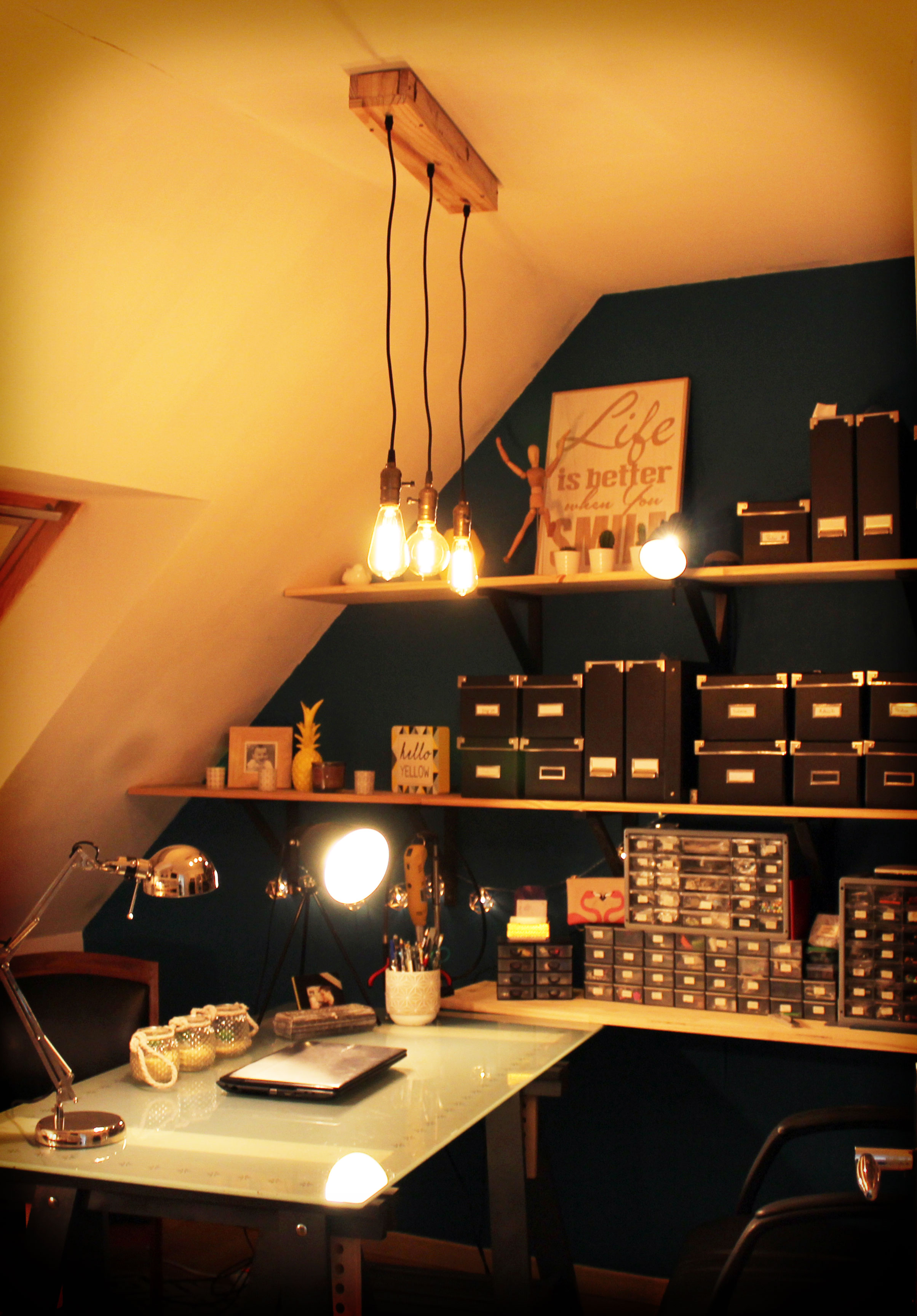 Vue tamisée du bureau avec les lampes vintage